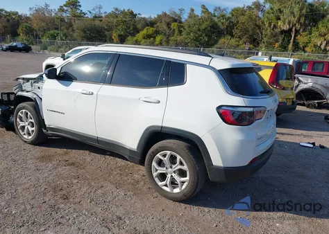 2024 Jeep Compass Latitude 4X4 z USA, uszkodzony, nr VIN 3C4NJDBN1RT158463